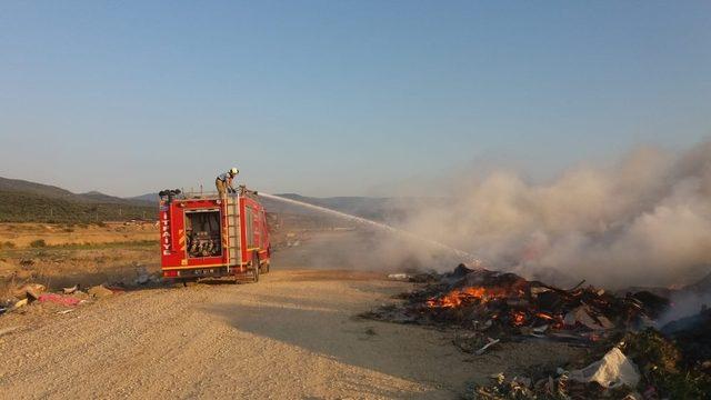 Burhaniye’de çöplük yangını korkuttu