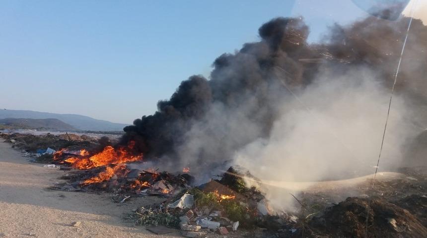 Burhaniye’de çöplük yangını korkuttu
