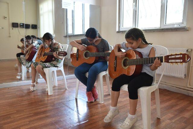 Tepebaşı Belediyesinden çocuklara gitar kursu