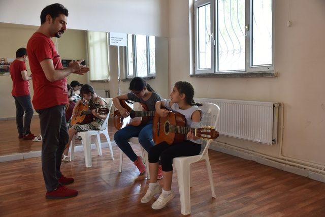 Tepebaşı Belediyesinden çocuklara gitar kursu