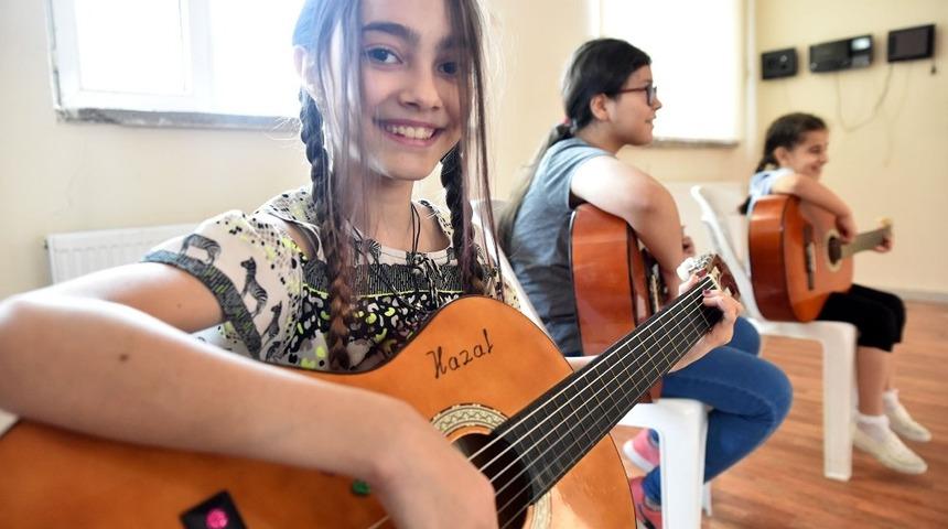 Tepebaşı Belediyesinden çocuklara gitar kursu