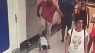 İzmir'de şok görüntü! Bebeğe acımasızca tekme attı