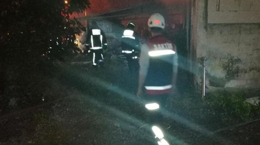 Plastik malzemelerin bulunduğu depo alev alev yandı
