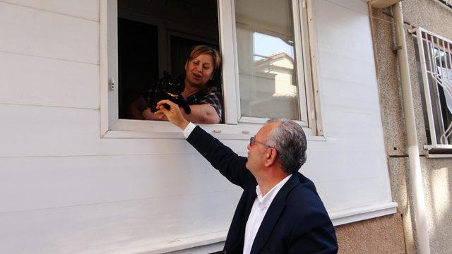 Moloz dolu kapları çöpe attı, yerlerine mama ve su dolu kaplar yerleştirdi