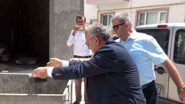 Moloz dolu kapları çöpe attı, yerlerine mama ve su dolu kaplar yerleştirdi