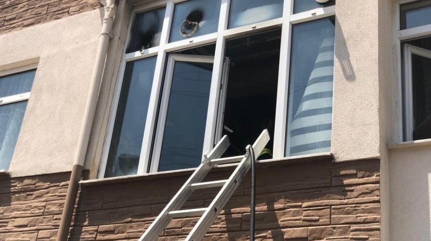 Mutfak yangını binaya sıçramadan söndürüldü