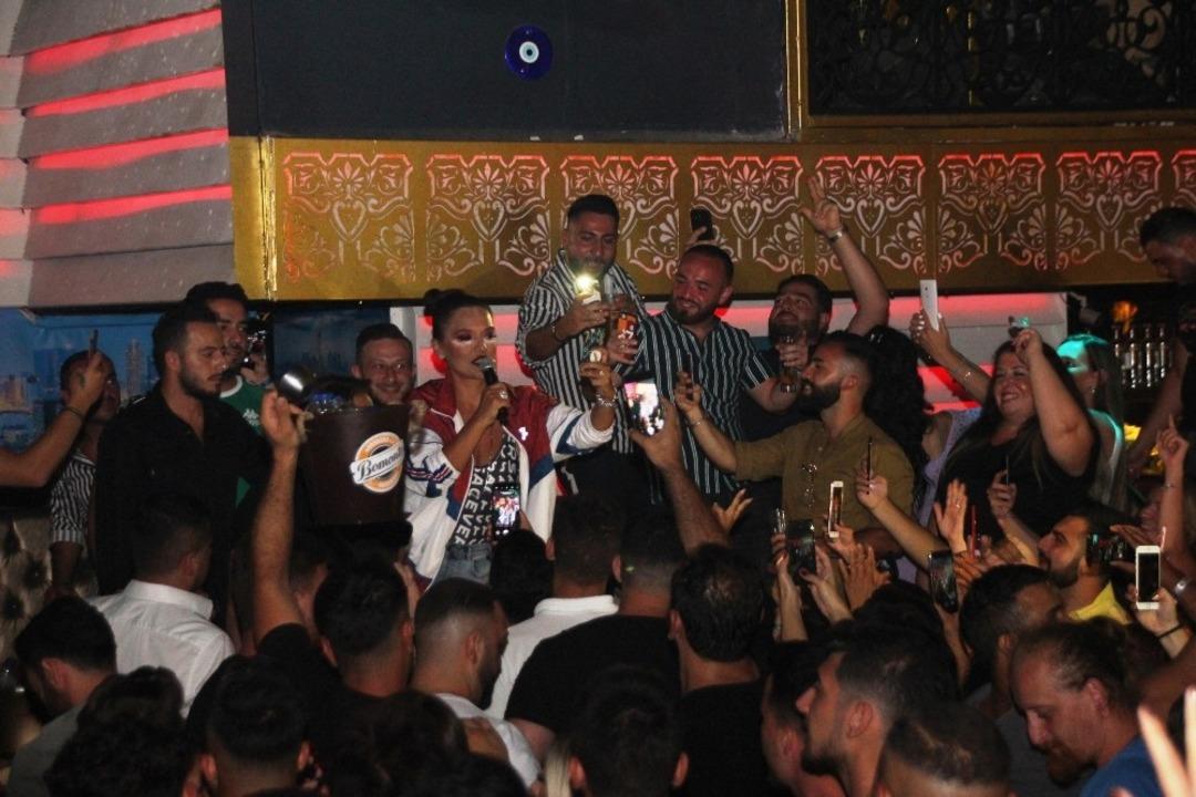 Bodrum&rsquo;da Demet Akalın izdihamı