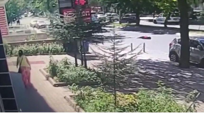 Feci kazada gen&ccedil; kız metrelerce s&uuml;r&uuml;klendi