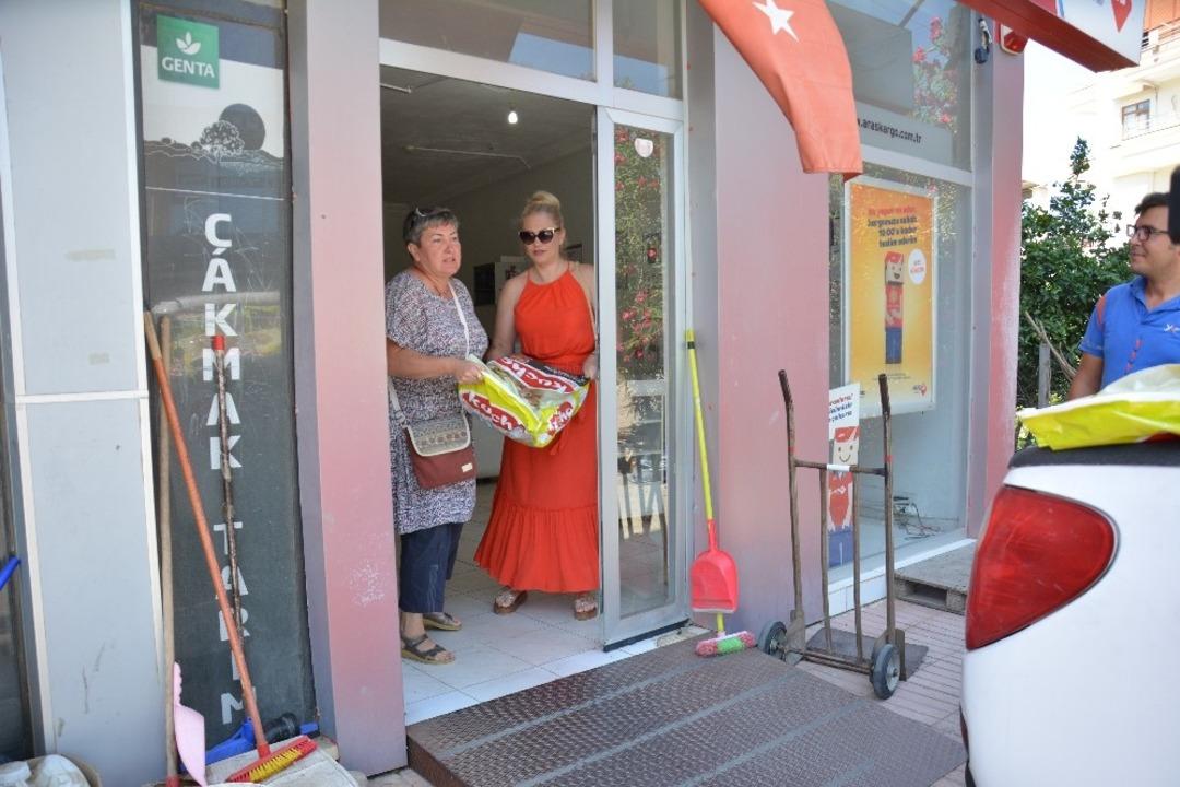 Yerleşik Ruslardan hayvan barınağına mama desteği