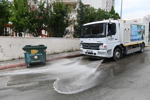 Çöp konteynerleri ilaçlı suyla yıkanıyor