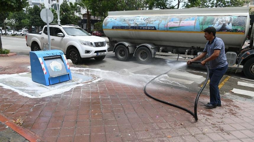 &Ccedil;&ouml;p konteynerleri ila&ccedil;lı suyla yıkanıyor