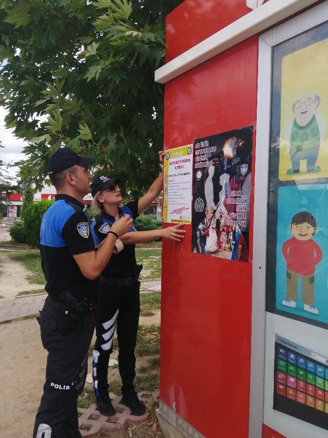 Polis ekipleri, sahte paraya karşı broşür dağıttı