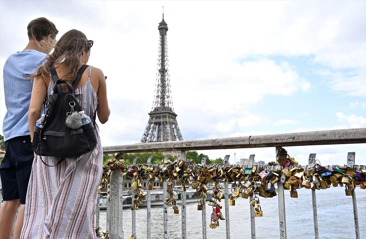 Seine Nehri &uuml;zerindeki aşk kilitleri