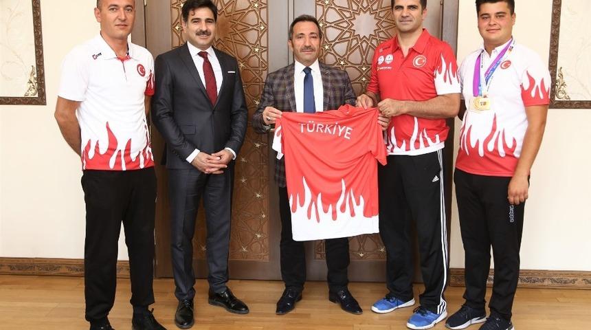 Şampiyonlardan Vali Ali Mantı&rsquo;ya ziyaret