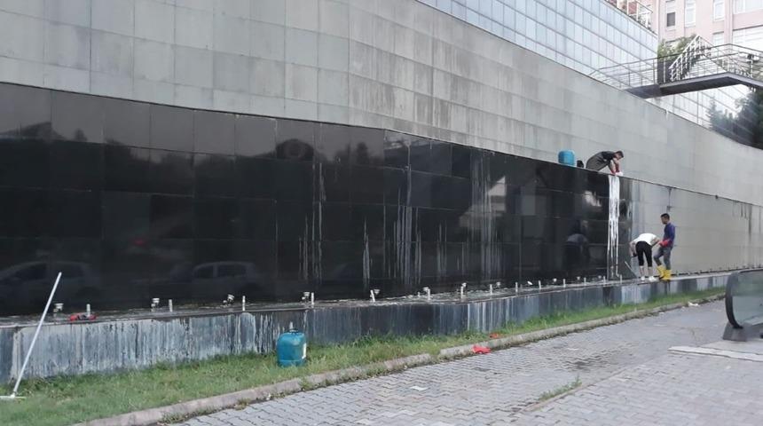 Karab&uuml;k Belediyesi ekipleri temizlik &ccedil;alışmalarına başladı