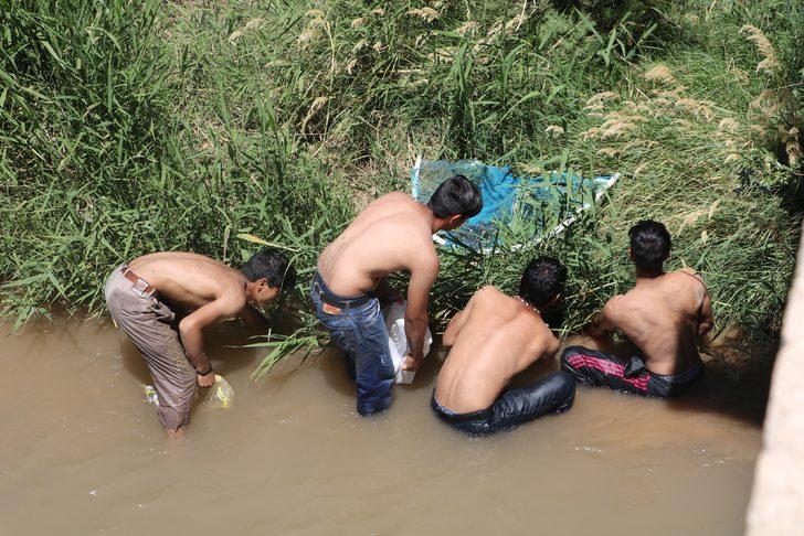 Balıkları tek tek elleriyle topladılar G1