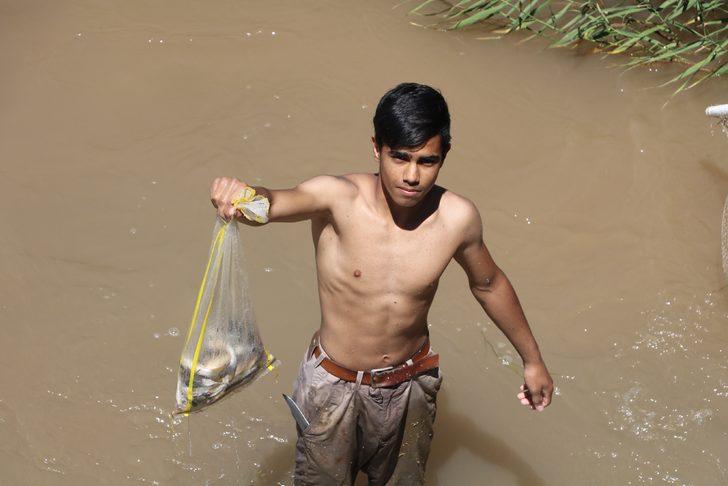 Balıkları tek tek elleriyle topladılar G2