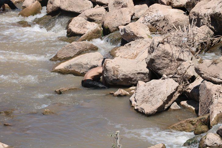 Balıkları tek tek elleriyle topladılar G5