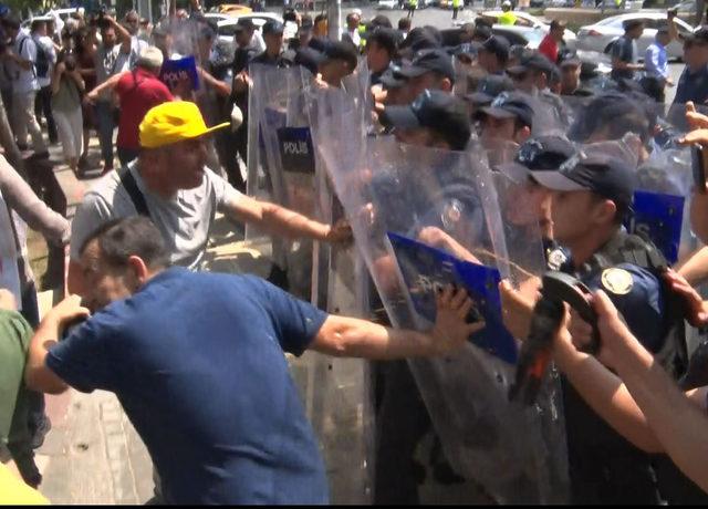 Bakanlığa yürümek isteyen gruba polis müdahalesi