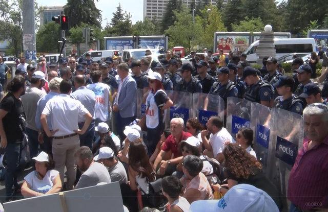 Bakanlığa yürümek isteyen gruba polis müdahalesi