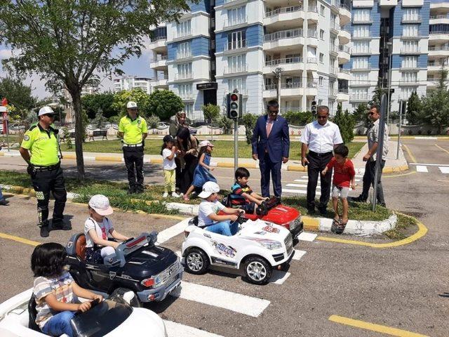 Yaz kursu öğrencilerine ‘Trafik Eğitimi’ verildi