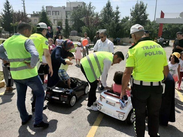 Yaz kursu öğrencilerine ‘Trafik Eğitimi’ verildi