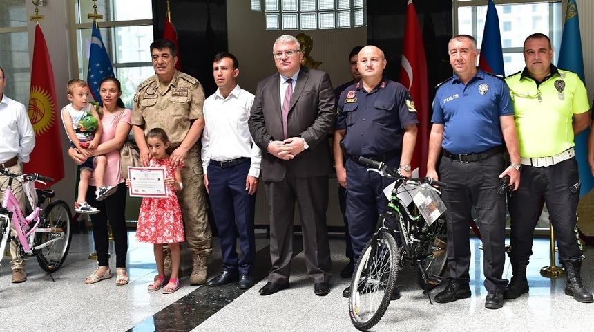 Dikkatli &ccedil;ocuklara bisiklet &ouml;d&uuml;l&uuml;