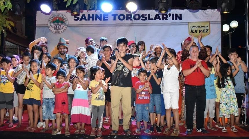 Toroslar&rsquo;da a&ccedil;ık hava sinema g&uuml;nleri ve mahalle şenlikleri devam ediyor