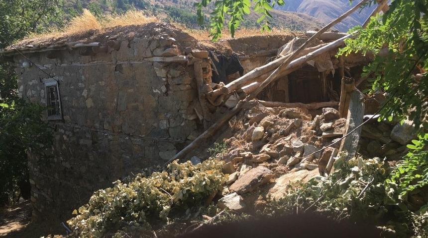 Evleri yıkılan aile yetkililerden yardım bekliyor