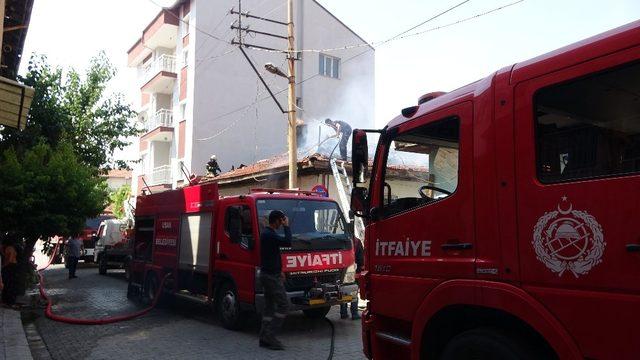 Boş evde çıkan yangın paniğe sebep oldu