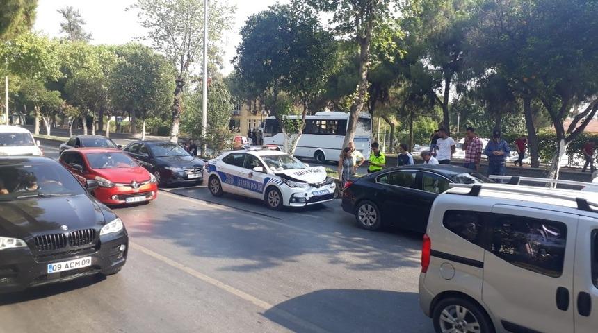 Polis ortada kaldı, 5 araba birbirine girdi