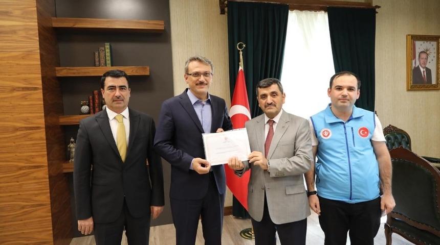 Vali Ekinci, kurban bağışında bulundu