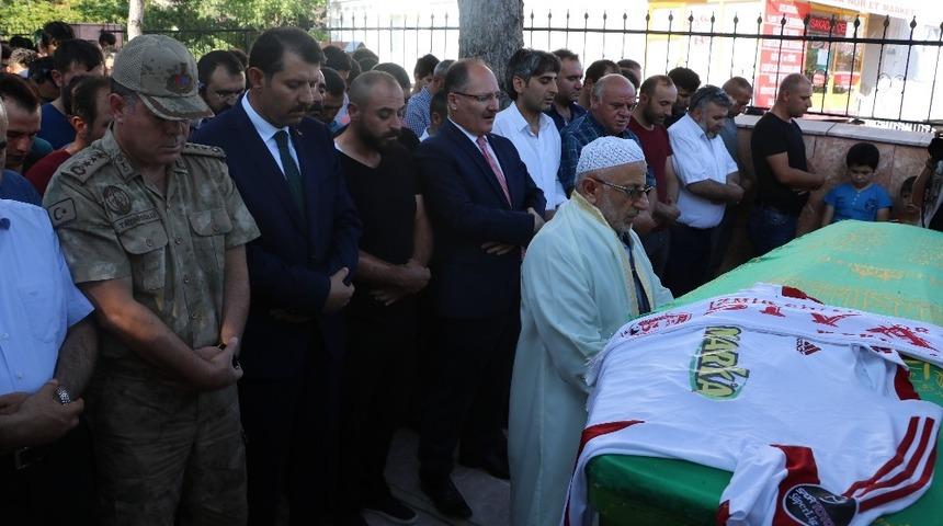 Elektrik akımına kapılan gen&ccedil; taraftar toprağa verildi