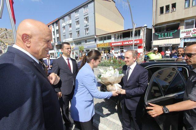 Türkiye’nin en genç valisi göreve başladı