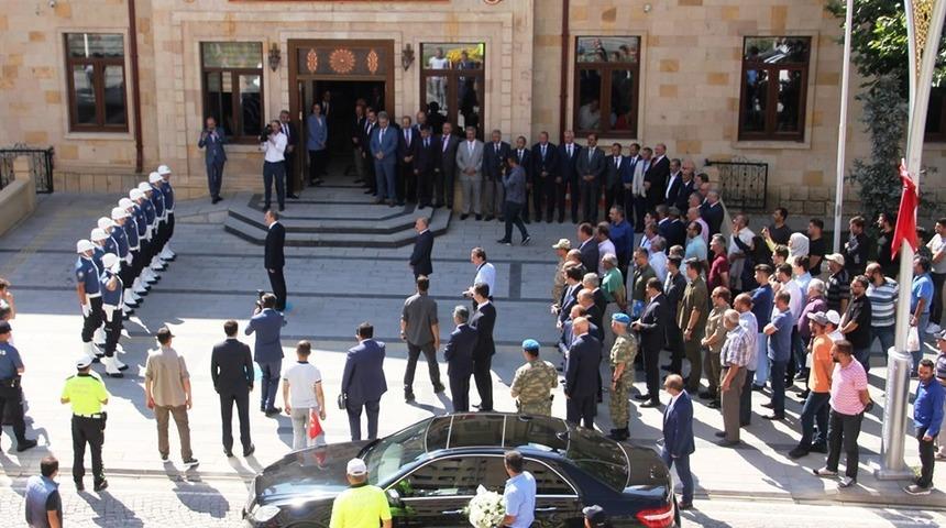 T&uuml;rkiye&rsquo;nin en gen&ccedil; valisi g&ouml;reve başladı