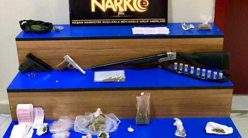 Keşan&rsquo;da, 21 adrese eş zamanlı yapılan operasyonda 19 kişi g&ouml;zaltına alındı