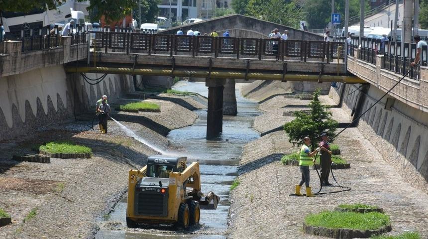 B&uuml;lb&uuml;l Deresi temizleniyor