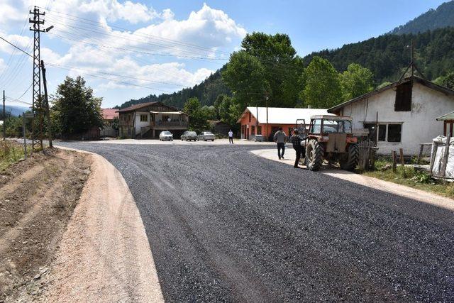 Uzun, Eskipazar ilçesinde asfalt kaplama çalışmalarını inceledi