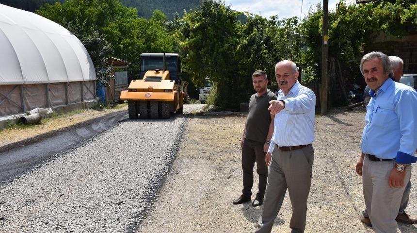 Uzun, Eskipazar il&ccedil;esinde asfalt kaplama &ccedil;alışmalarını inceledi
