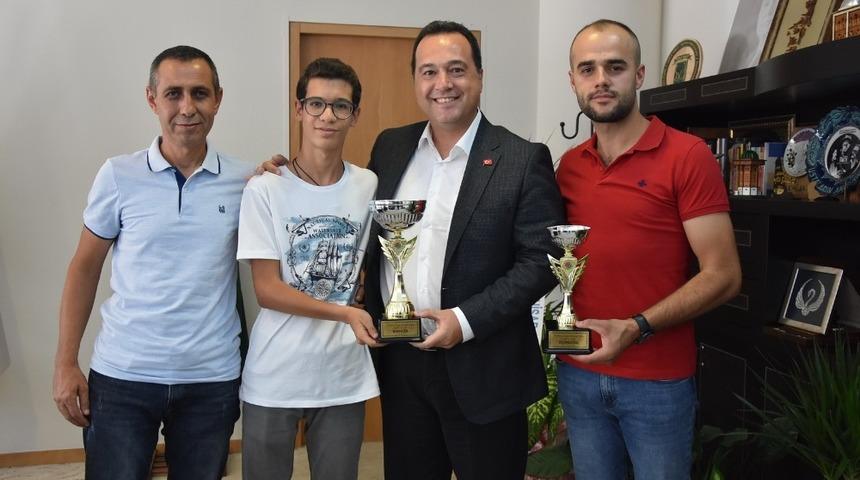 Akhisarlı motosikletçiler kupa sevincini Başkan Dutlulu ile paylaştı