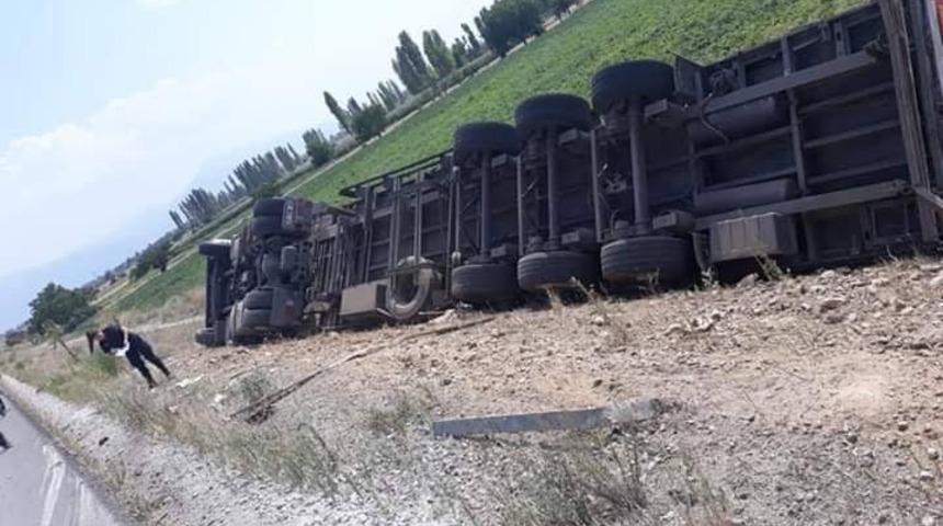 Yoldan çıkan tır şarampole devrildi: 1 yaralı