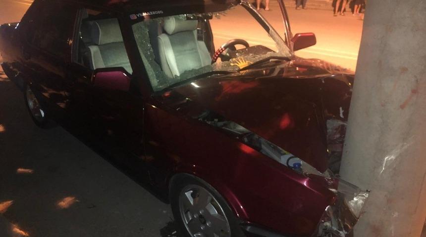 Elektrik direğine &ccedil;arpan otomobil s&uuml;r&uuml;c&uuml;s&uuml; ağır yaralandı