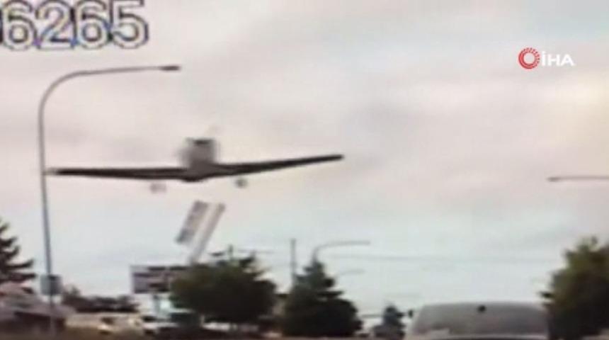 ABD&rsquo;de yakıtı biten u&ccedil;ak otobana indi