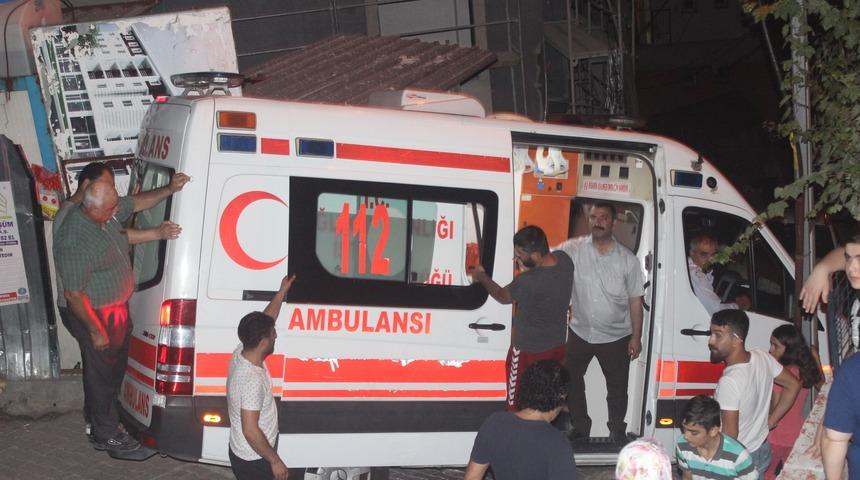 Ambulans askıda kaldı, vatandaşlar üzerine çıkarak dengede tutmaya çalıştı