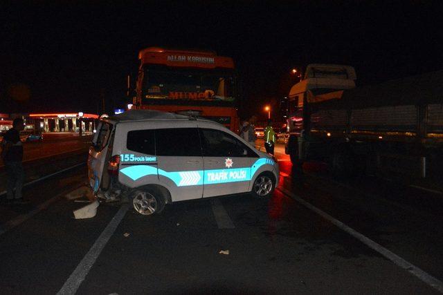 Polis aracı ile tır çarpıştı: 1 polis yaralandı