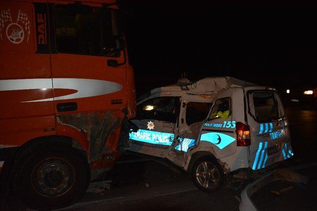 Polis aracı ile tır çarpıştı: 1 polis yaralandı