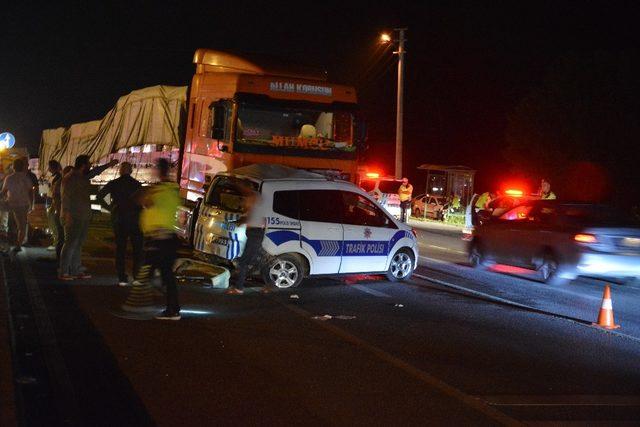 Polis aracı ile tır çarpıştı: 1 polis yaralandı