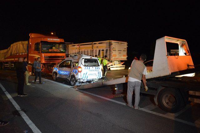 Polis aracı ile tır çarpıştı: 1 polis yaralandı