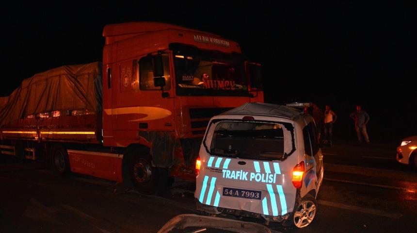 Polis aracı ile TIR çarpıştı! 1 polis yaralandı