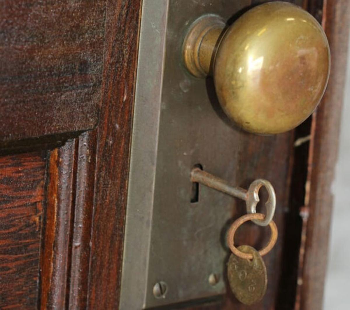 80 yıldır boş duran dairenin i&ccedil;inden &ccedil;ıkanlar şaşırttı!